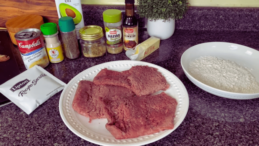 Pork Cubed Steak with Golden Brown Gravy, recipes with cubed steak
